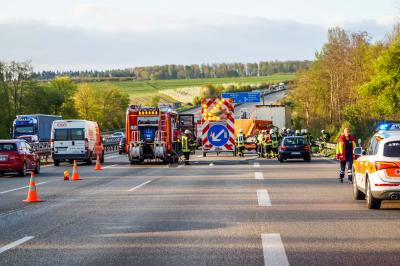 A81 / Pleidelsheim: Mit Farbe beladenes Fahrzeug der Autobahnmeisterei rast auf LKW auf - Farbe auf der Fahrbahn verteilt - Ein Schwerverletzter